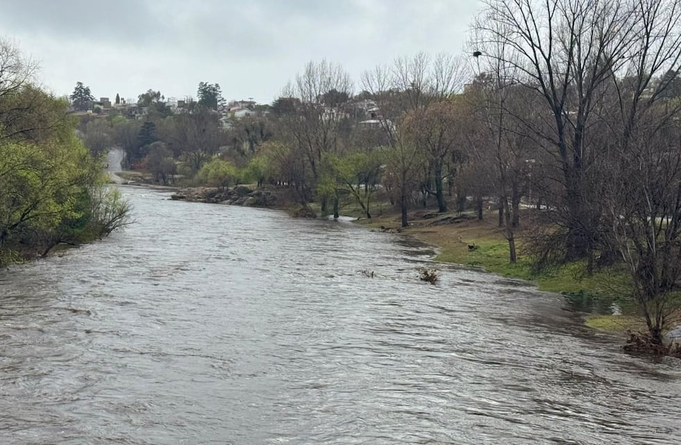 Una creciente de un metro ingresó al río San Antonio y trae alivio en medio de la crisis hídrica