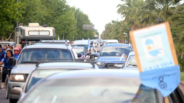 Una multitud salió a las calles de San Rafael para rechazar la legalización del aborto.