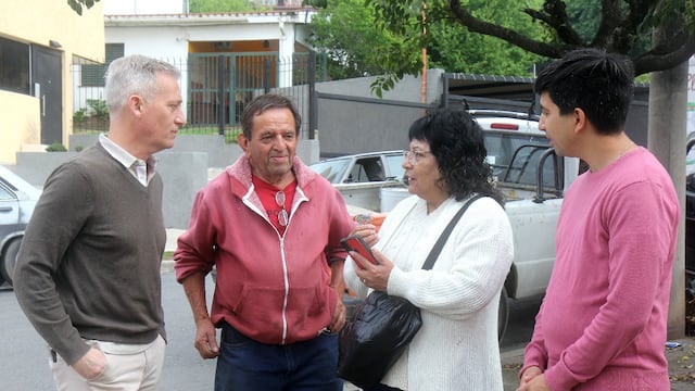 Intendente Avilés junto a vecinos del sector.