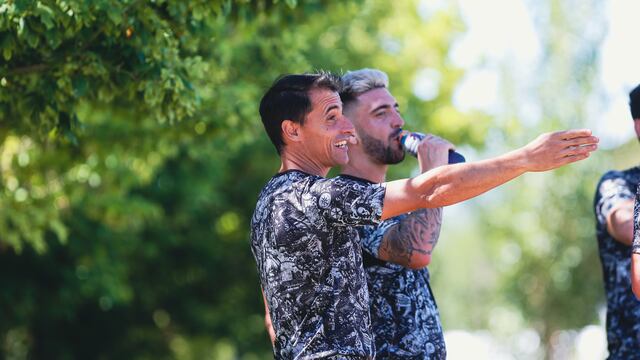 El técnico Gullermo Farré y uno de los jugadores que quería retener, Alejandro Rébola (Prensa Belgrano).