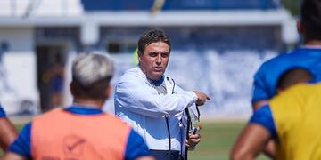 Ángel Guillermo Hoyos hace su presentación como DT de Talleres (Prensa Talleres).