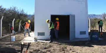 Los obreros trabajan en una de las plantas reguladoras que contará el tendido de gas en la localidad de Leandro N. Alem. Gentileza NDSL