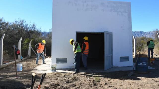 Los obreros trabajan en una de las plantas reguladoras que contará el tendido de gas en la localidad de Leandro N. Alem. Gentileza NDSL