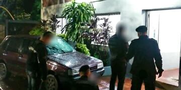 Efectivos policiales recuperaron un automóvil robado en Buenos Aires.