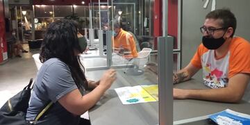 Los visitantes buscan asesoramiento en la Dirección de Turismo municipal.