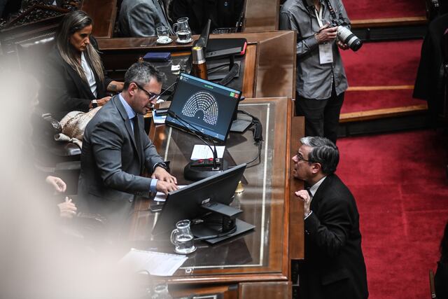 El presidente de la Cámara de Diputados, Martín Menem, y el jefe del bloque Unión por la Patria, Germán Martínez (Gentileza Clarín)