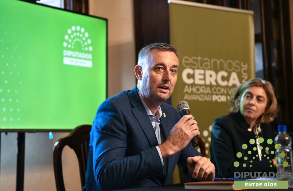 Hein y Fregonese entregaron computadoras a escuelas que participaron del proyecto Visionarios