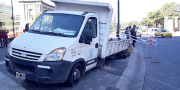El camión quedó atrapado en el cráter y debió ser removido con una pluma (Gentileza Javier Sassi).