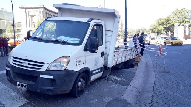 El camión quedó atrapado en el cráter y debió ser removido con una pluma (Gentileza Javier Sassi).