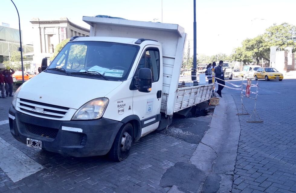 Otra vez: se hundió otra calle en Córdoba y un camión cayó en un pozo