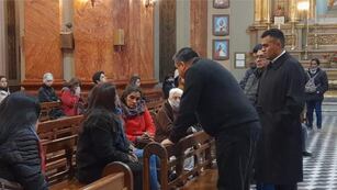 Tres mujeres se encadenaron a la Catedral de Salta para reclamar.
