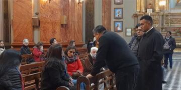 Tres mujeres se encadenaron a la Catedral de Salta para reclamar.