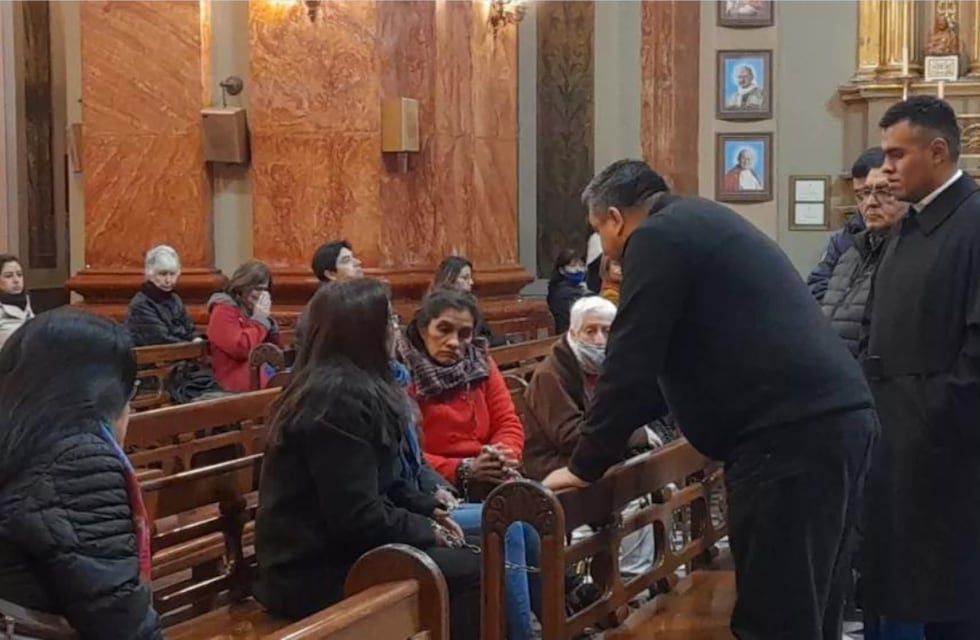 Sorpresivo episodio en Salta: trabajadoras de la salud se encadenaron dentro de la Catedral a modo de protesta