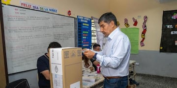El vicegobernador a cargo del Ejecutivo destacó la normalidad de los comicios y elogió el sistema de boleta única de papel.