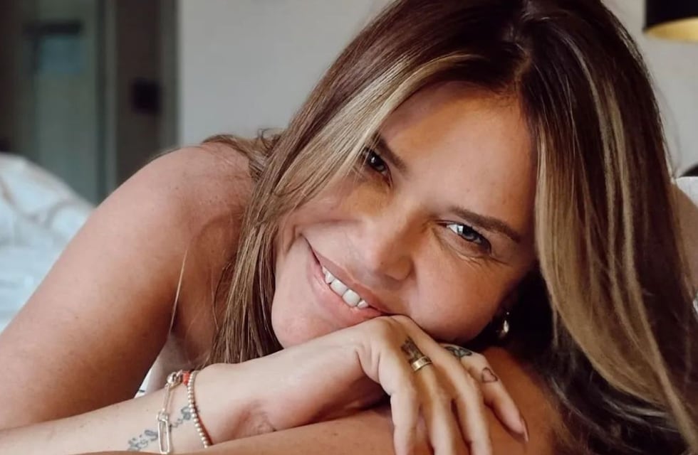 Frente al espejo y con un bikini strapless: Nazarena Vélez cien por ciento body positive