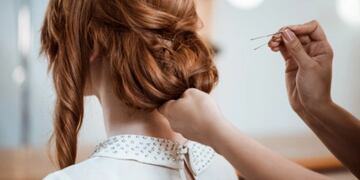 Chica peinando su pelo.