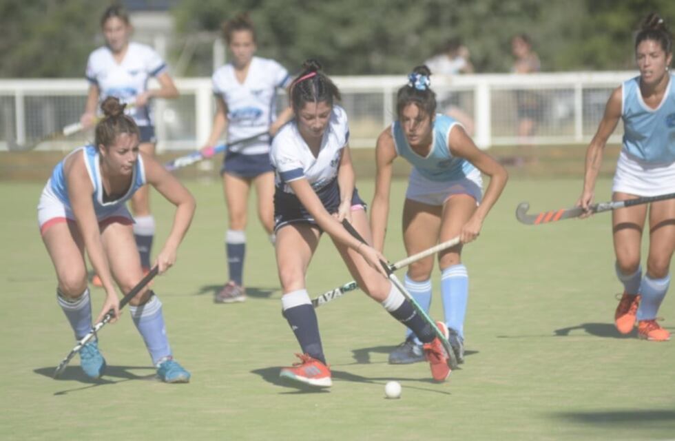 Tres equipos puntaltenses comienzan el Torneo Apertura de Hockey de Damas
