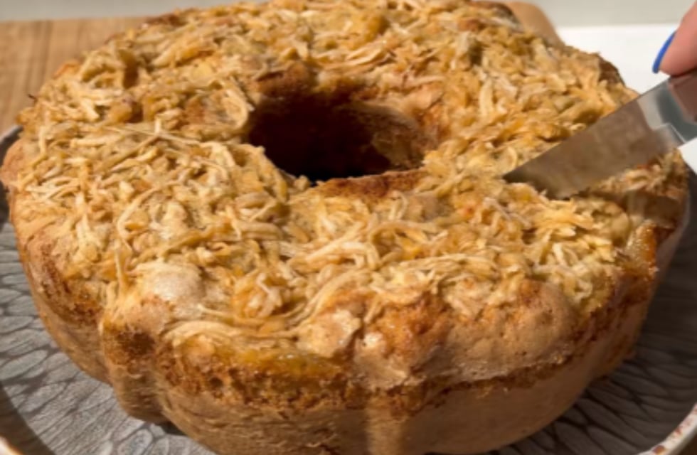 Cómo hacer un bizcochuelo de manzana: la receta fácil con solo 5 ingredientes