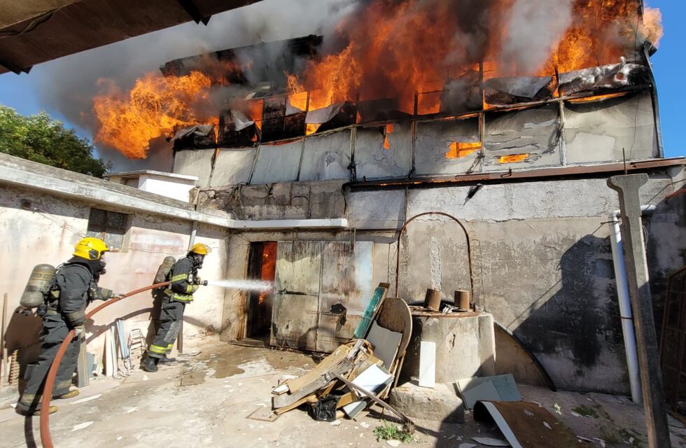 Video: impresionante incendio en un depósito de Córdoba