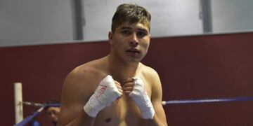 El "Zurdo" Rosalez de 23 años, combatirá por el título Argentino supermediano vacante de la WBA ante el "Terrible" Cóceres.