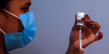 Una enfermera prepara una dosis de Covaxin (AP/Archivo).