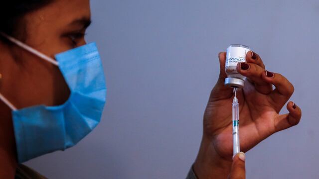 Una enfermera prepara una dosis de Covaxin (AP/Archivo).