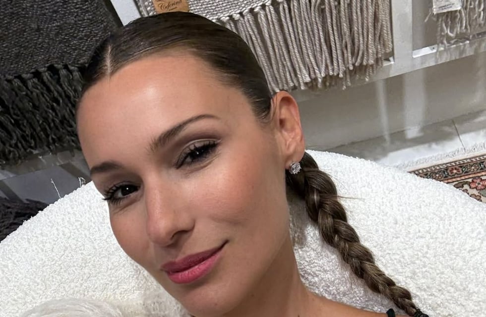 Pampita dio clase de moda y mostró cómo combinar un minivestido, campera de cuero y bucaneras: el look ideal para el invierno