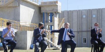 Alberto Fernández sostuvo que “tienen un gobernador obsesionado con darles derechos. Coqui tiene el propósito de terminar este mandato llevando agua potable a todos los chaqueños y ha encontrado en Katopodis un socio para hacerlo, así como en mí, que antes que nada voy a darle atención al norte argentino”.