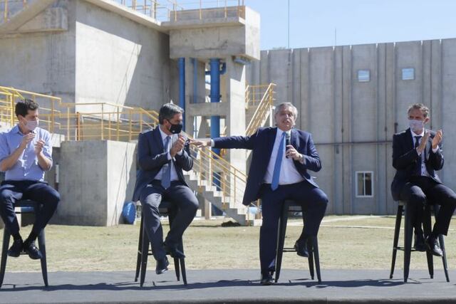 Alberto Fernández sostuvo que “tienen un gobernador obsesionado con darles derechos. Coqui tiene el propósito de terminar este mandato llevando agua potable a todos los chaqueños y ha encontrado en Katopodis un socio para hacerlo, así como en mí, que antes que nada voy a darle atención al norte argentino”.