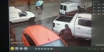 Un motociclista manejó en contramano, atropelló a un peatón y se fugo.