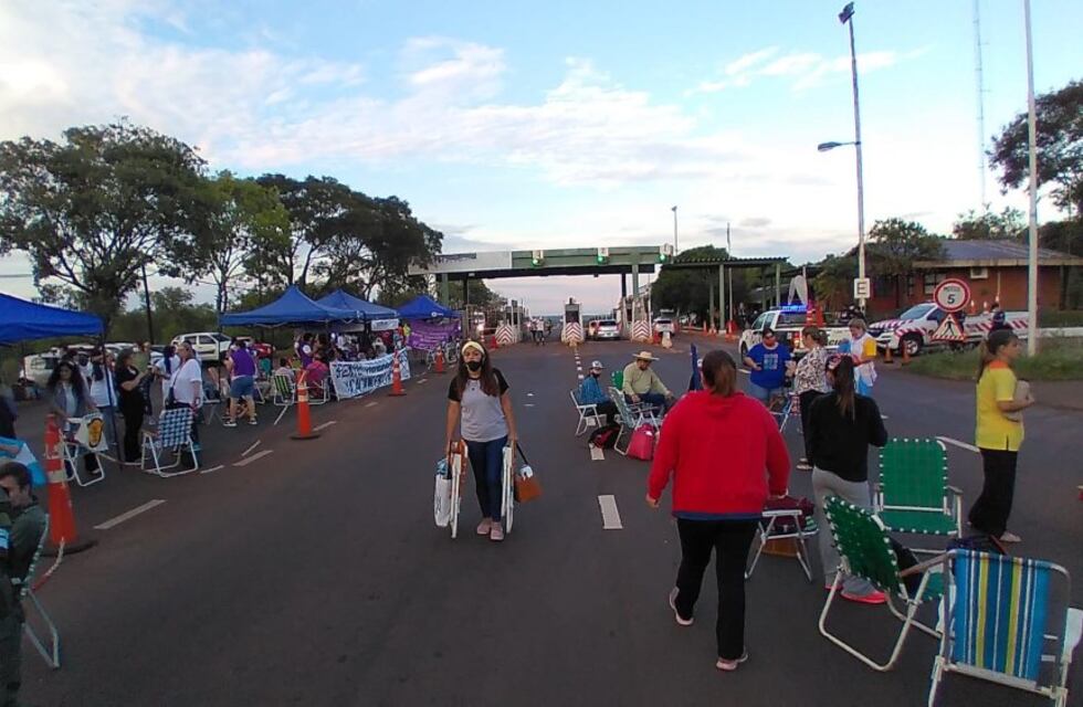Docentes cortan la Ruta Nacional 12 en Santa Ana, exigen respuestas del gobierno provincial