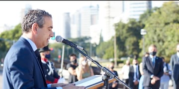 Acto por el primer izamiento de la bandera (Municipalidad de Rosario)