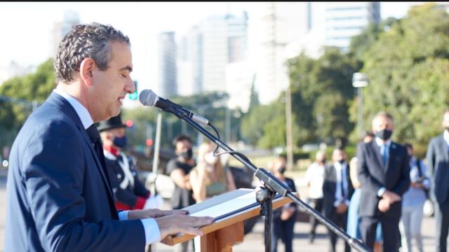 Acto por el primer izamiento de la bandera (Municipalidad de Rosario)