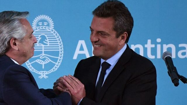 Alberto Fernández tomó juramento a Sergio Massa como ministro de Economía. Foto: Clarín.
