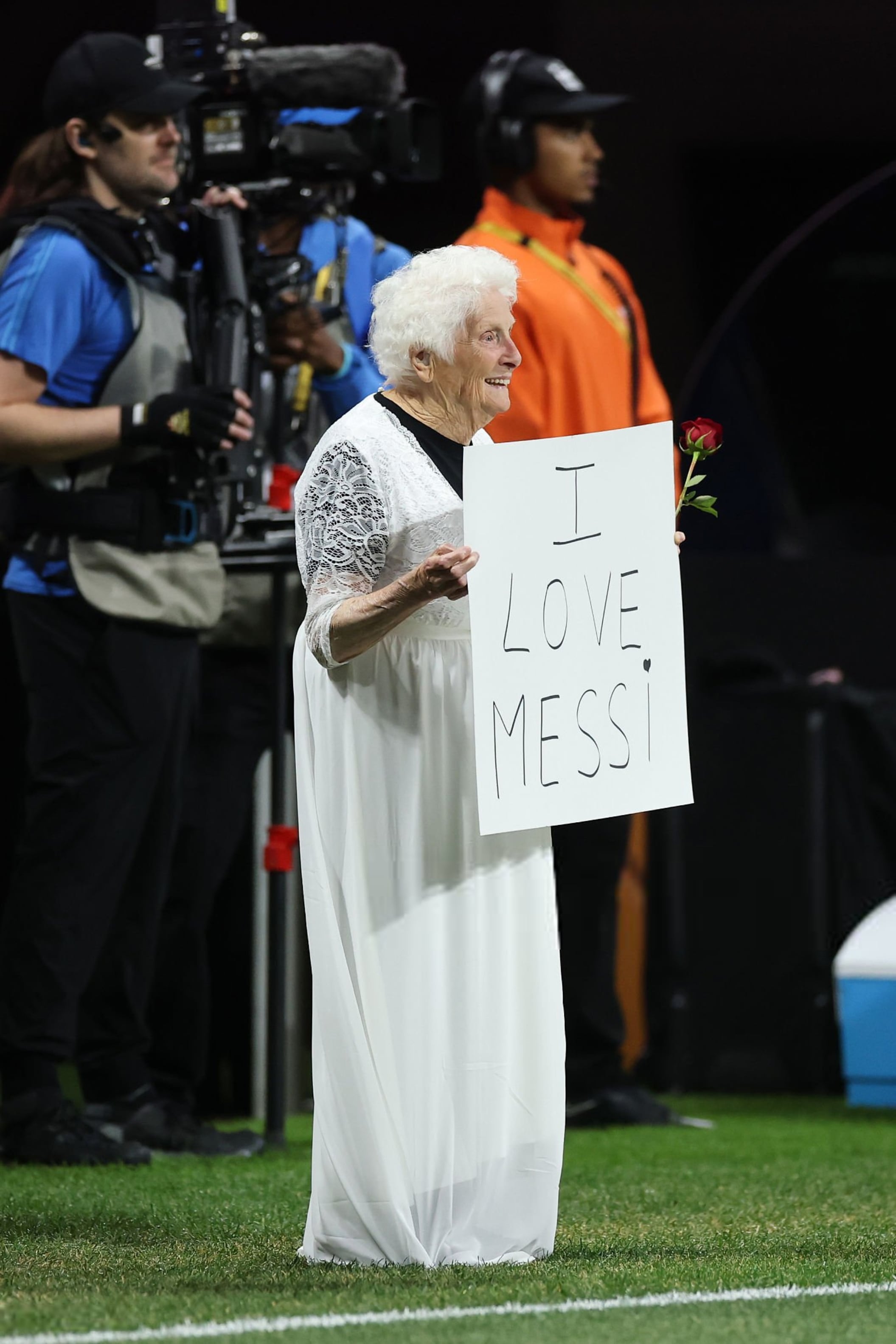 Pauline "Granny" Kana se presentó con un carte que rezaba "I Love Messi"