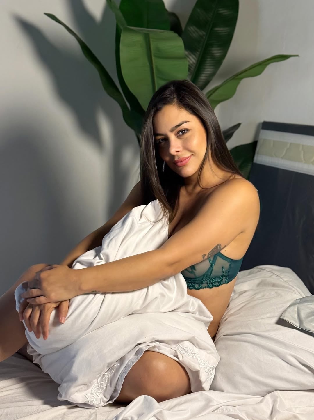 Desde la cama, Larissa Riquelme apostó por un look de alto impacto y desafió los límites de la censura: “Que los demás piensen lo que quieran”