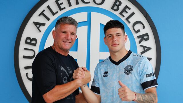 Bruno Zapelli, junto al presidente Luis Artime en la renovación del contrato con Belgrano hasta finales de 2025. (Prensa Belgrano)