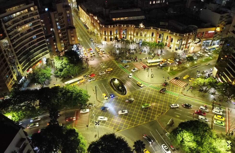 La ciudad da para todo: filmaron a un insólito personaje en barrio Nueva Córdoba
