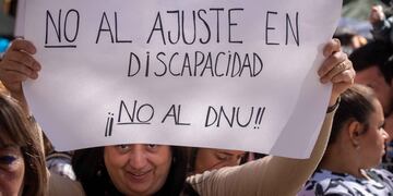 Terapeutas, integradoras en educación y transportistas, junto a personas con discapacidad y familiares se movilizaron en el nudo vial para denunciar el atraso en los pagos y la precarización laboral en el sector.
Foto: Ignacio Blanco / Los Andes