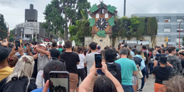 Los turistas se apiñaron en la zona del Cucú, el tradicional monumento de Villa Carlos Paz. (Fotos Santiago Berioli/La Voz)
