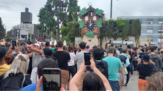 Los turistas se apiñaron en la zona del Cucú, el tradicional monumento de Villa Carlos Paz. (Fotos Santiago Berioli/La Voz)