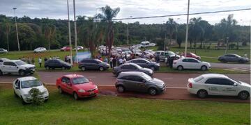 Manifestación en Puerto Iguazú: transportistas piden exclusividad en las estaciones de servicio y en Migraciones.