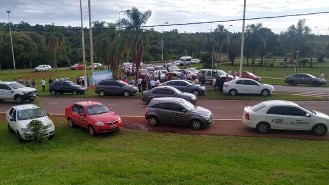 Manifestación en Puerto Iguazú: transportistas piden exclusividad en las estaciones de servicio y en Migraciones.