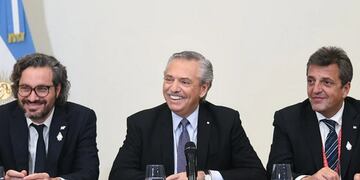 Santiago Cafiero, Alberto Fernández y Sergio Massa (Presidencia).