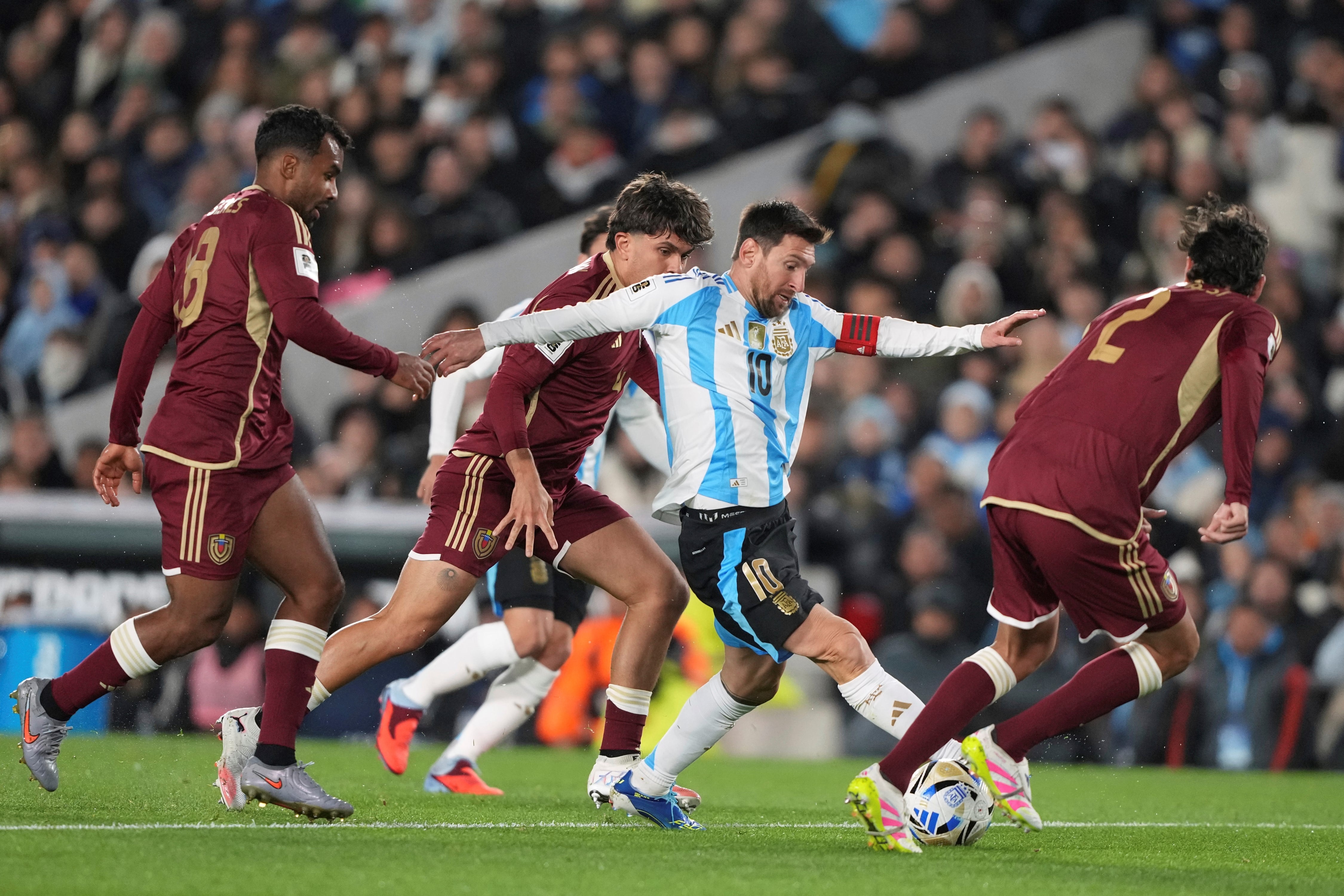 Messi en acción ante Venezuela. (AP Photo/Natacha Pisarenko).