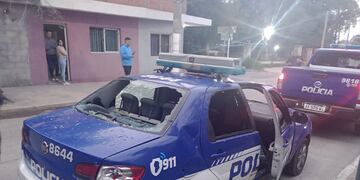 Patrullero atacado a pedradas en Villa Siburu, tras atropellar a un menor de cinco años (Policía)