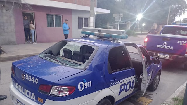 Patrullero atacado a pedradas en Villa Siburu, tras atropellar a un menor de cinco años (Policía)