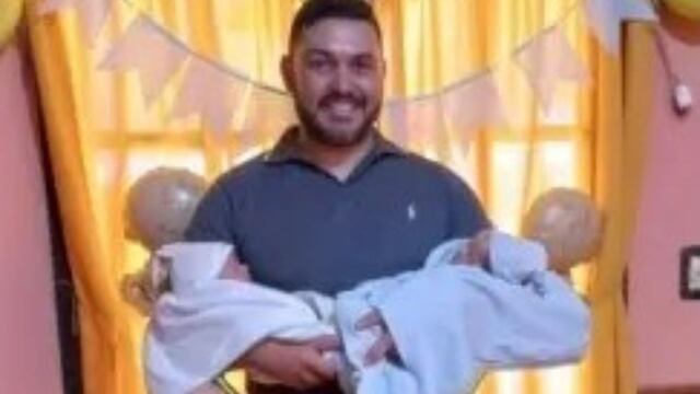 Después de la muerte de su mujer, el hombre quedó a cargo de los gemelos.