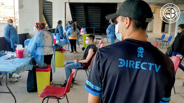 Se cumplió otra jornada de vacunación y testeos en el estadio de Belgrano.