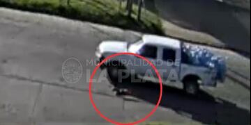 Un nene cayó de un auto en movimiento en La Plata y se salvó de milagro.